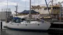 Sebuah yacht (perahu pesiar) yang membawa 1,4 ton kokain di Sydney, Senin (6/2). Enam orang, termasuk lima warga Australia ditangkap dengan tuduhan berkonspirasi dalam penyelundupan obat-obatan terlarang. (STR/Australian Federal Police/AFP)