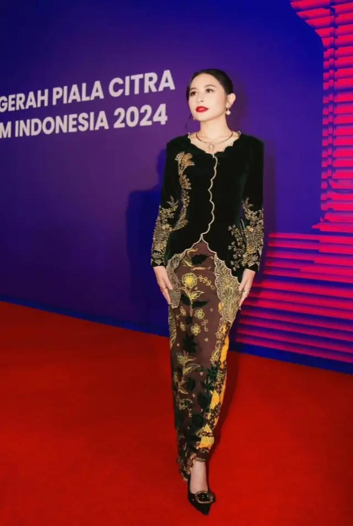 Potret Prilly Latuconsina dengan Busana Hitam, Inspirasi Tampil Jenjang untuk Wanita Tinggi 150 cm-an