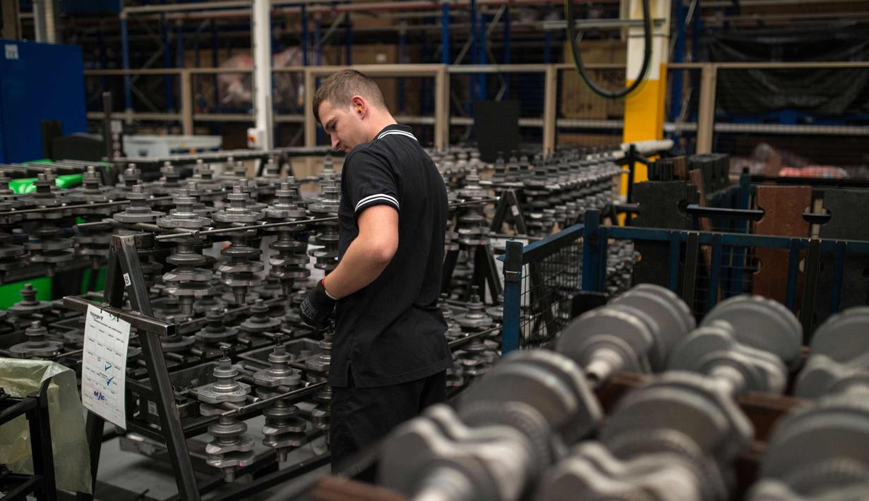 Pekerja mengecek komponen kruk as sepeda motor di pabrik Triumph Motorcycles di Hinckley, Inggris (2/10). Pada tahun 1902 Triumph berkembang memproduksi sepeda motor pertama, Triumph 1. (AFP Photo/Oli Scarff)
