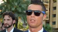 Penyerang Real Madrid Cristiano Ronaldo menerima trofi Pemain Terbaik Eropa 2015-2016. (twitter.com/ChampionsLeague/media)