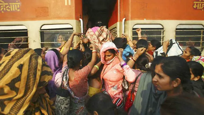 Berlomba masuk ke gerbong wanita | Foto. Navesh Chitrakar/Reuters