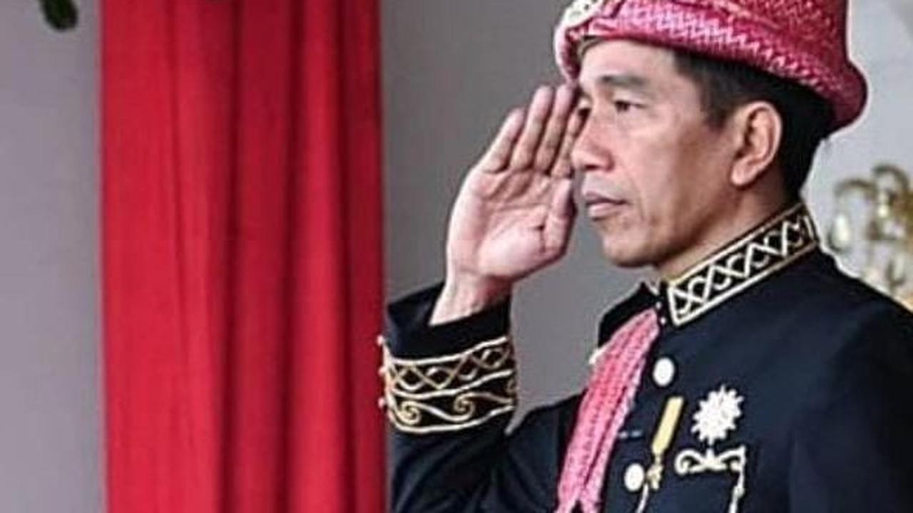 Baju Linto Baro

Tahun 2018, baju adat yang Presiden Jokowi pakai berasal dari daerah Aceh. Baju Linto Boro ini terdiri dari penutup kepala (Kupiah Meukeutop) yang terbuat dari kain tetron berwarna merah, kuning, hijau, dan hitam.