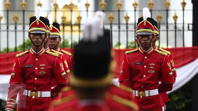 20160828-Antusias Warga Jakarta Melihat Serah Terima Jaga Paspampres Istana-Jakarta