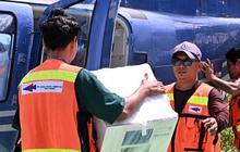 FOTO: Jangkau TPS Terpencil di Papua, Petugas KPU Kirim Logistik Pemilu 2024 Pakai Helikopter