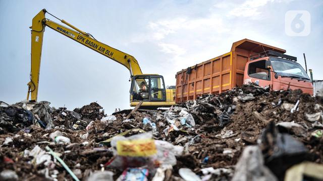 FOTO: Bersih-Bersih Lautan Sampah di Kampung Nelayan Cilincing