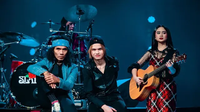 6 Potret Dul Jaelani Manggung Bareng Slank, Ikut Rayakan Anniversary ke-38