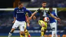 Penyerang Southampton, Shane Long, berebut bola dengan gelandang Everton, Gylfi Sigurdsson, pada laga lanjutan Premier League pekan ke-34 di Goodison Park, Jumat (10/7/2020) dini hari WIB. Everton bermain imbang 1-1 atas Southampton. (Clive Brunskill/Pool via AP)