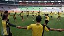 Pemain Sriwijaya FC menjalani latihan ringan di Lapangan Gelora Bung Karno Jakarta, Sabtu (2/4). Sesi latihan ini bertujuan untuk pemanasan dan pertandingan Semi Final piala Bhayangkara memperubatkan juara 3. (Liputan6.com/JohanTallo)