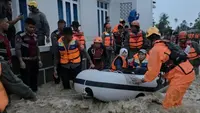 Banjir di Padang, Tim SAR Evakuasi Puluhan Warga yang Terjebak