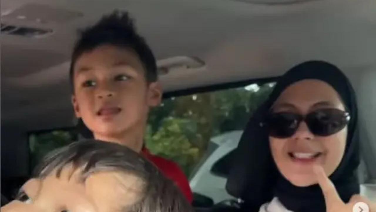 Masih Proses Cerai, Ini 6 Potret Baim Wong dan Paula Kompak Urus Anak di Hari Imlek