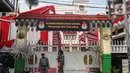 Sejumlah ornamen khas Betawi menghiasi kantor Komisi Pemilihan Umum (KPU) Provinsi Jakarta di Jalan Salemba, Jakarta, Selasa (27/8/2024). (Liputan6.com/Angga Yuniar)