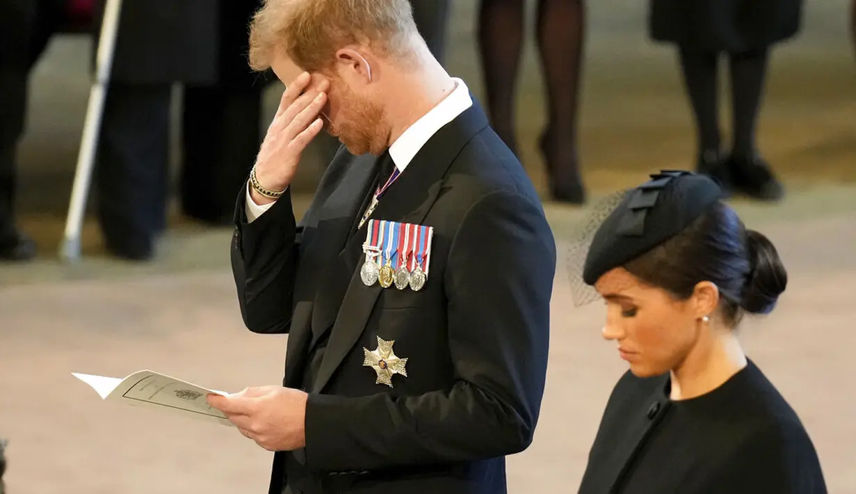 Meghan Markle dan Pangeran Harry dalam prosesi persemayaman Ratu Elizabeth II di Westminster Hall, 14 September 2022. (Foto: Christopher Furlong/Pool Photo via AP)