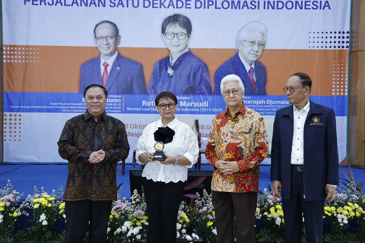 Rektor Universitas Pancasila (UP), Prof Marsudi Wahyu Kisworo bersama Menlu Retno Marsudi. (Istimewa)