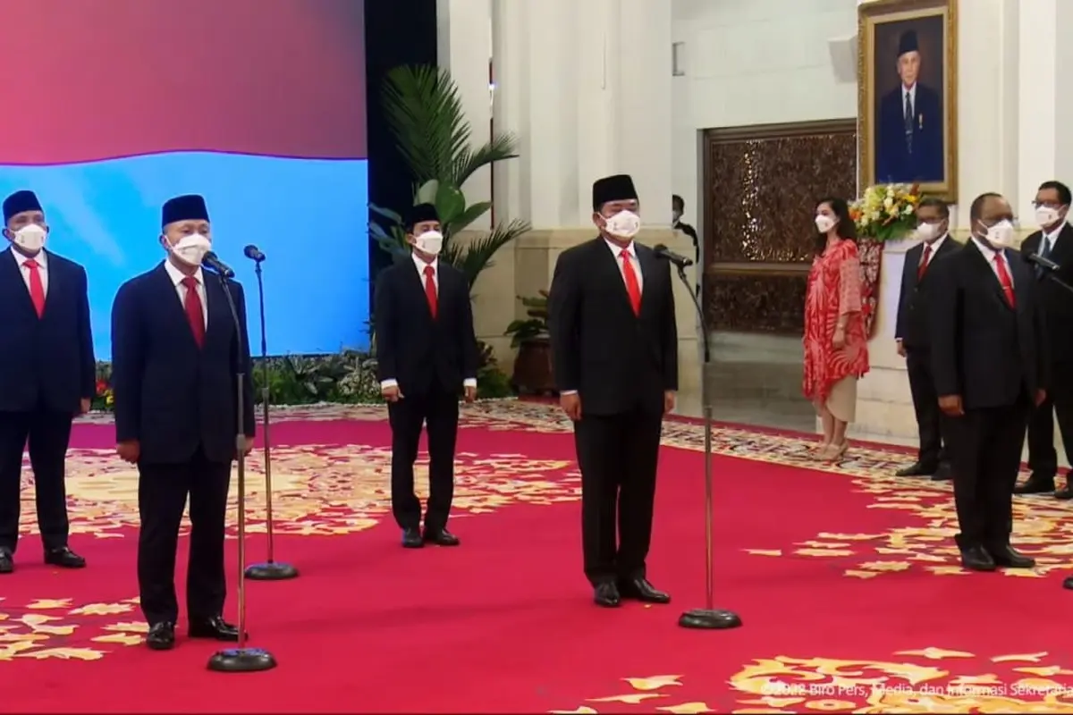 Presiden Jokowi melantik Hadi Tjahjanto dan Zulkifli Hasan sebagai menteri. Juga tiga tokoh lainnya menjadi wakil menteri