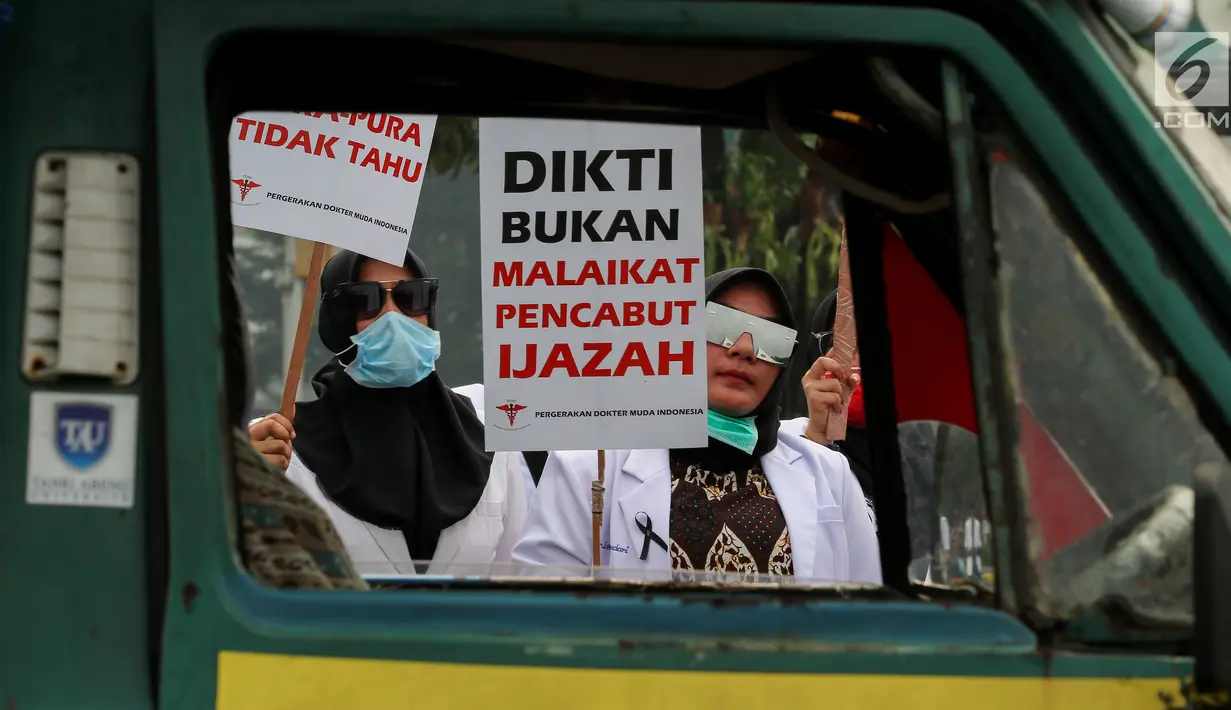 Sejumlah dokter muda berunjuk rasa di depan Istana Negara, Jakarta, Kamis (19/7). Mereka mengadukan isu terkait pungli Fakultas Kedokteran dan Kemenristek Dikti yang dinilai menghambat pengabdian Dokter Muda ke Masyarakat. (Liputan6.com/Johan Tallo)