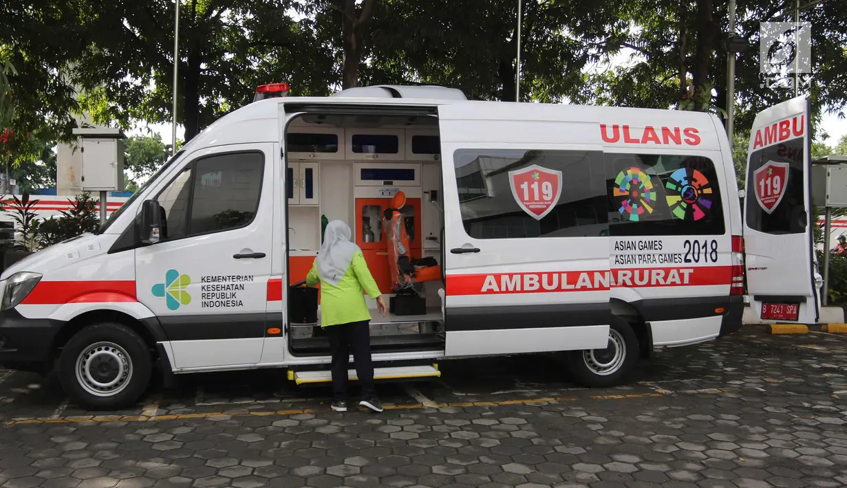 Mobil ambulan disiapkan selama simulasi penanganan cedera atlet Asian Games 2018 di Kantor Kemenkes, Jakarta, Rabu (4/4). Simulasi dilakukan agar kecelakaan yang mungkin terjadi di lapangan bisa segera diantisipasi. (Liputan6.com/Arya Manggala)