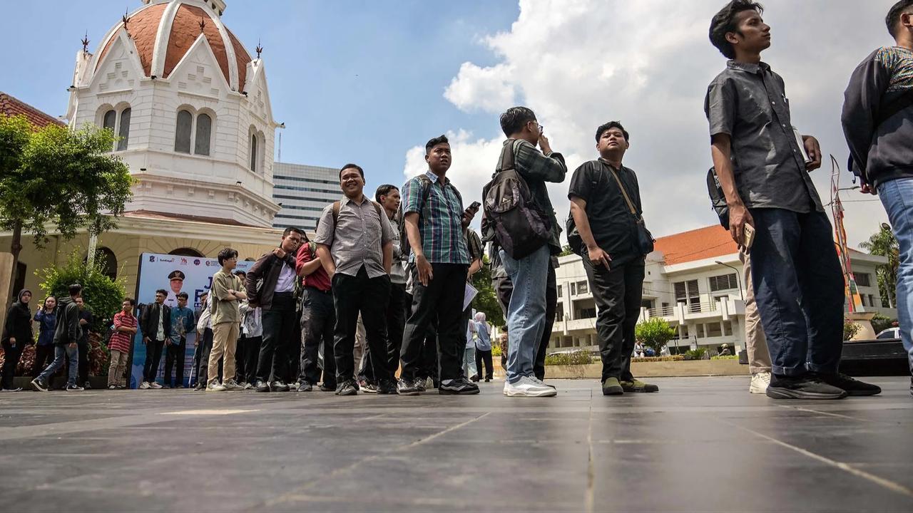 FOTO: Antrean Pencari Kerja Mengular di Job Fair Surabaya 2026