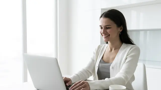 Seorang perempuan sedang bekerja menggunakan laptop (Foto Dok: Freepik/freepik)
