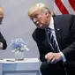 Vladimir Putin dan Donald Trump melakukan pertemuan tertutup disela-sela KTT G20 yang diadakan di Hamburg, Jerman (7/7/2017). (AP Photo/Evan Vucci)