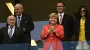 Kanselir Jerman, Angela Merkel, menyaksikan langsung laga perdana Philipp Lahm dkk di babak penyisihan Piala Dunia 2014, (16/6/2014). (AFP PHOTO/Odd Andersen)