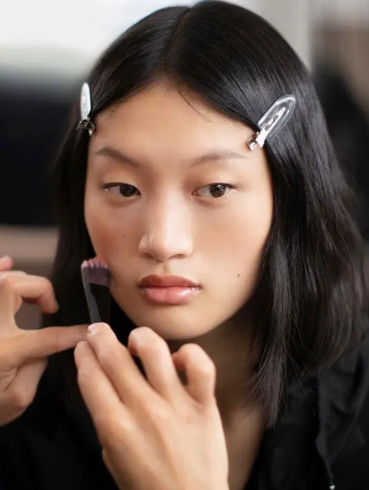 <p>Untuk menciptakan efek riasan yang hangat, sapukan blush on warna coral. Kamu bisa memilih blush on Chanel Blush N°20, N°21 atau Blush N°23. Kemudian set dengan Les Beiges Oversize Healthy Glow Sun-Kissed Powder.  (Dok/Chanel).</p>