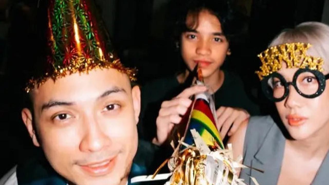 10 Selebriti Rayakan Tahun Baru 2025 di Rumah, Tak Kalah Seru Berkat Kehadiran Keluarga Tercinta