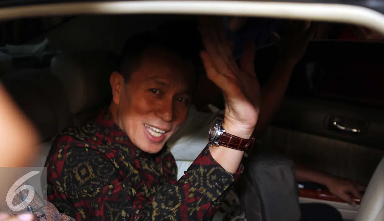 Suparman Marzuki menyapa awak media saat berada di dalam mobil usai menjalani pemeriksaan di Bareskrim Mabes Polri, Jakarta, Senin (27/7/2015). Suparman diperiksa terkait kasus pencemaran nama baik yang dilaporkan Hakim Sarpin. (Liputan6.com/Helmi Afandi)