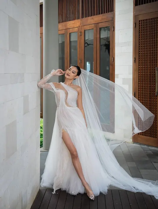 Aura elegan dan berkelas dari Patricia Gouw saat mengenakan gaun pengantinnya. Patricia Gouw memilih gaun pengantin putih dengan detail lengan yang asimetris rancangan Hian Tjen untuk hari pernikahannya. [Foto: Instagram/patriciagouw]