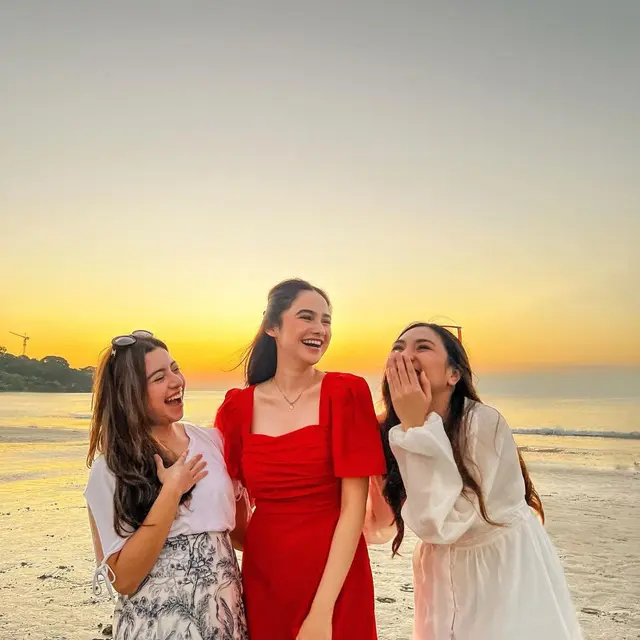 6 Potret Syifa Hadju ketika di Bali Pakai Dress Merah, Dirumorkan Dilamar Rizky Nazar