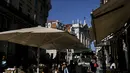 Seorang pria duduk di sebuah restoran di Chiado di Lisbon (14/7/2021). Pemerintah berusaha untuk mengendalikan kebangkitan infeksi virus corona, karena varian Delta yang lebih menular. (AFP/Patricia De Melo Moreira)