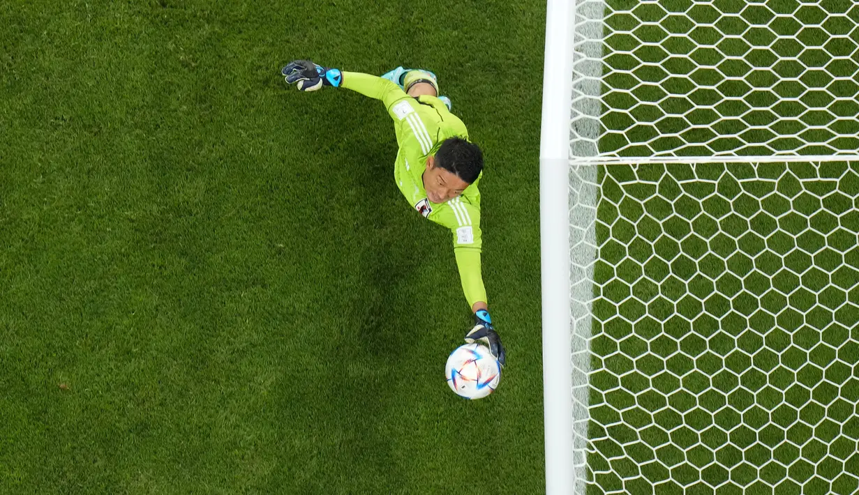 Gonda hanya sekali gagal menahan tembakan on target milik Ilkay Gundogan yang berhasil menjadi gol untuk Jerman. Ia pun terpilih sebagai Man of The Match untuk comeback manis 2-1 Jepang. (AP/Petr Josek)