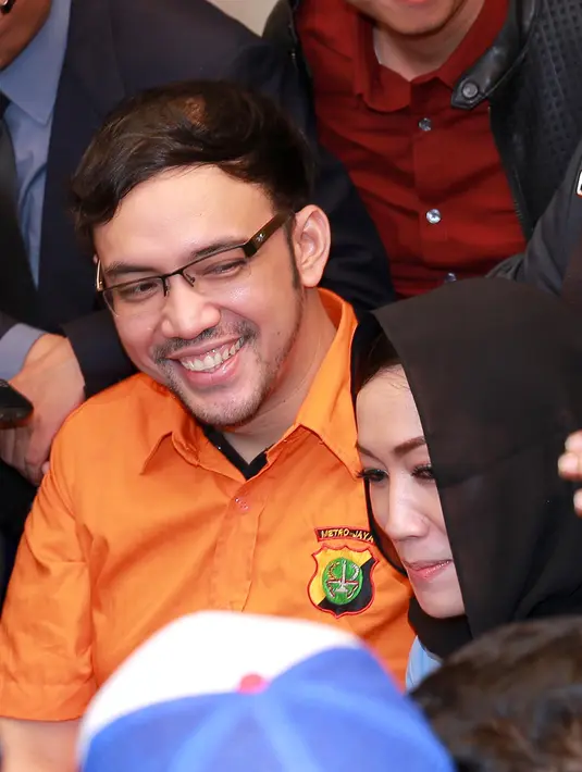 Sandy Tumiwa dan istri merupakan pasangan yang baru menikah, tak heran jika keduanya saling melepas rindu ketika dapat bertemu. Sandy Tumiwa harus mendekam di Polda Metro Jaya lantaran kasus penipuan. (Galih W. Satria/Bintang.com)