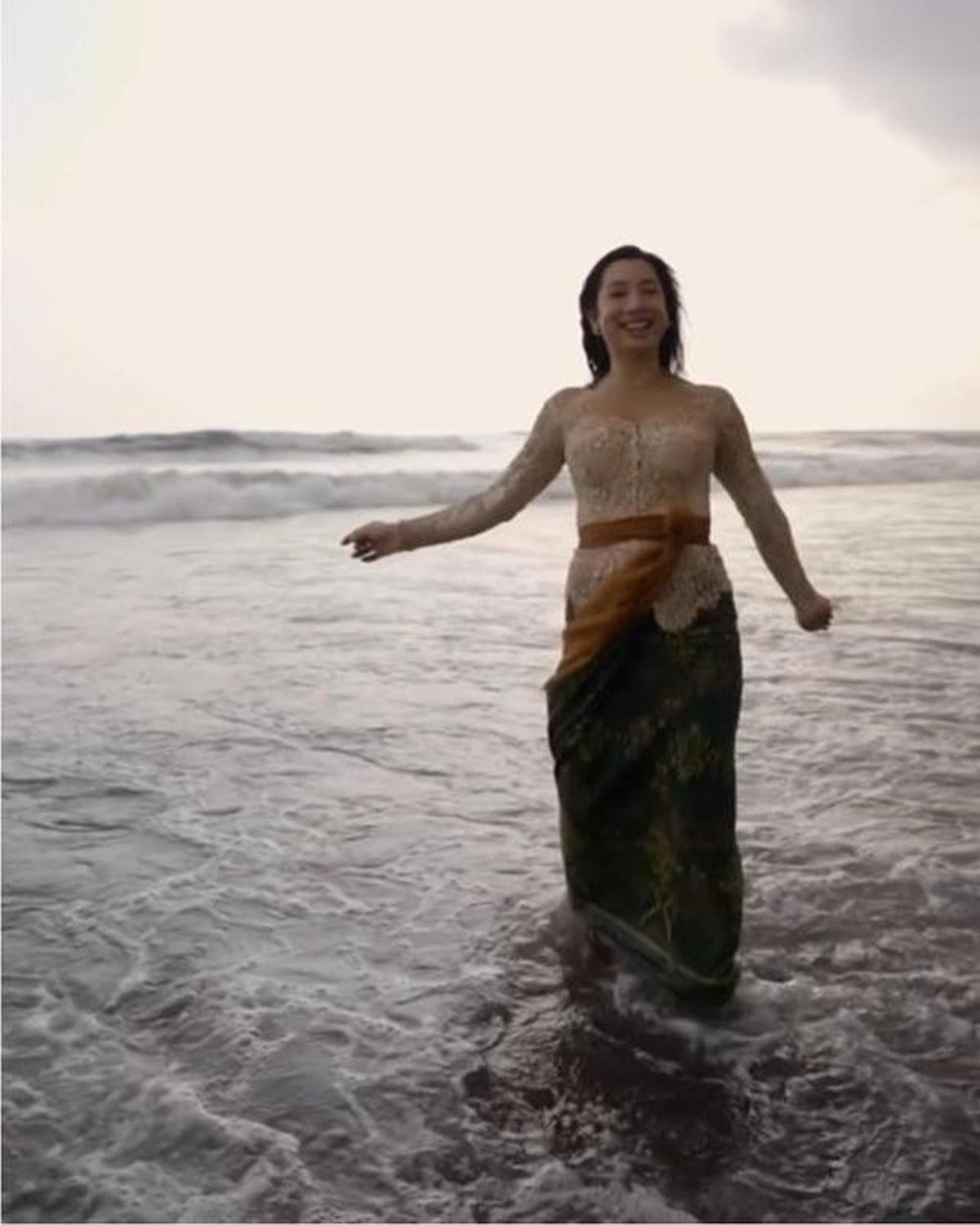 7 Gaya Artis Rayakan Galungan 2025, dari Kebaya Bali hingga Kasual