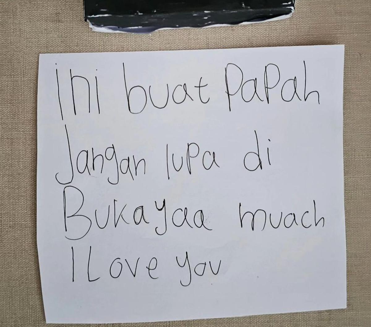 Surat tersebut bukan berasal dari sang istri. Surat cinta ini rupanya ditulis langsung oleh gadis kecilnya. "Ini buat papah. Jangan lupa di buka yaa, muach. I Love you," tulis gadis kecilnya.<br>