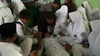 Unjuk Rasa, Siswi-Siswi Mendadak Histeris dan Pingsan