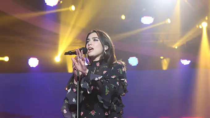 [Bintang] Sederet Potret Dua Lipa Buka Konser Bruno Mars