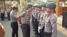 Saat Kapolda Metro Jaya Irjen Polisi Idham Aziz tengah memimpin Apel, Dia memberikan sejumlah uang kepada anggotanya yang berseragam lusuh