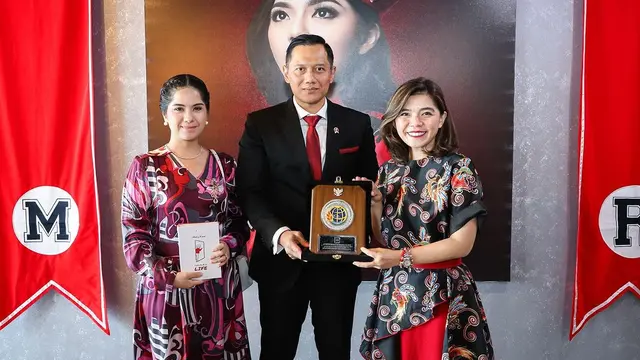 Tanpa Batik dan Kebaya, Annisa Pohan Tampil Anggun dengan Dress dan Tas Putih Rp60jutaan Temani AHY Podcast dengan Merry Riana