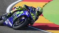 Pebalap Movistar Yamaha, Valentino Rossi, mengikuti sesi latihan bebas ketiga MotoGP Aragon, Sabtu (23/9/2017). Setelah dinyatakan pulih, pebalap asal Italia itu siap untuk tampil pada balapan MotoGP Aragon, Minggu (24/9/2017). (AFP/Javier Soriano)