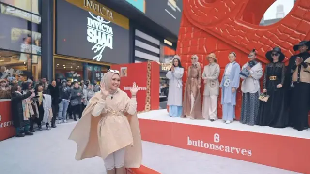 Linda Anggrea CEO Buttonscarves saat trunk show di dekat instalasi Hold Me Bag yang terpasang di Times Square