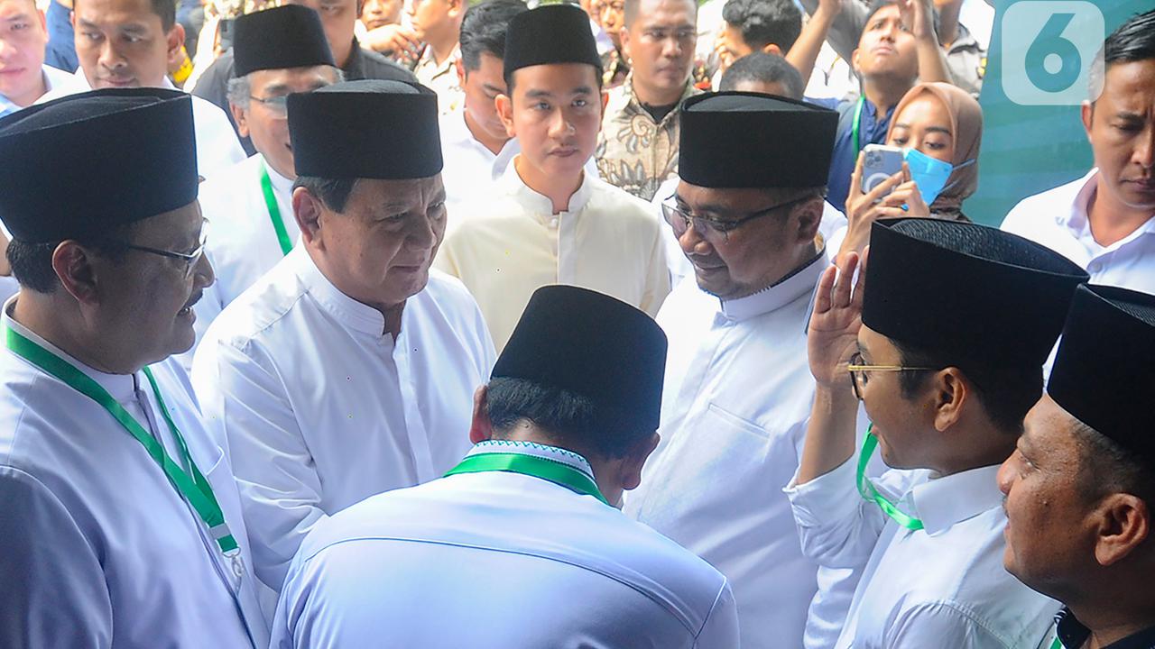 VIDEO: Momen Prabowo Depan Jenderal TNI Polri di IKN, Mojok Bisik-Bisik Berdua Presiden Jokowi