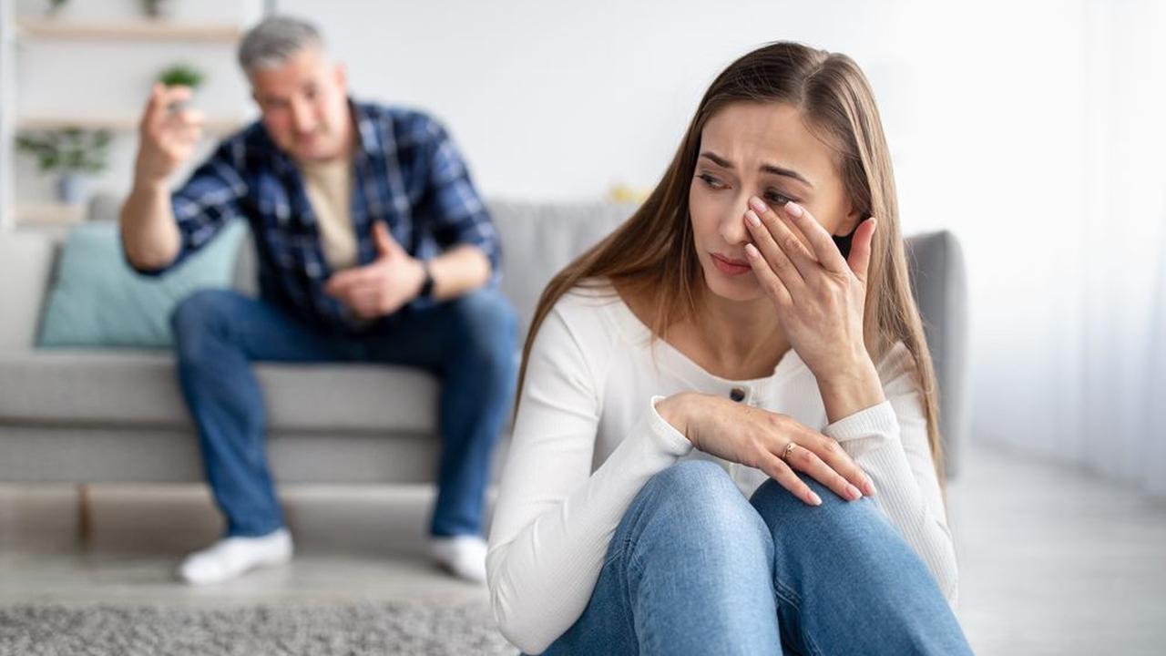 1. Pacar Buat Kamu Jauh dari Teman dan Keluarga<br>