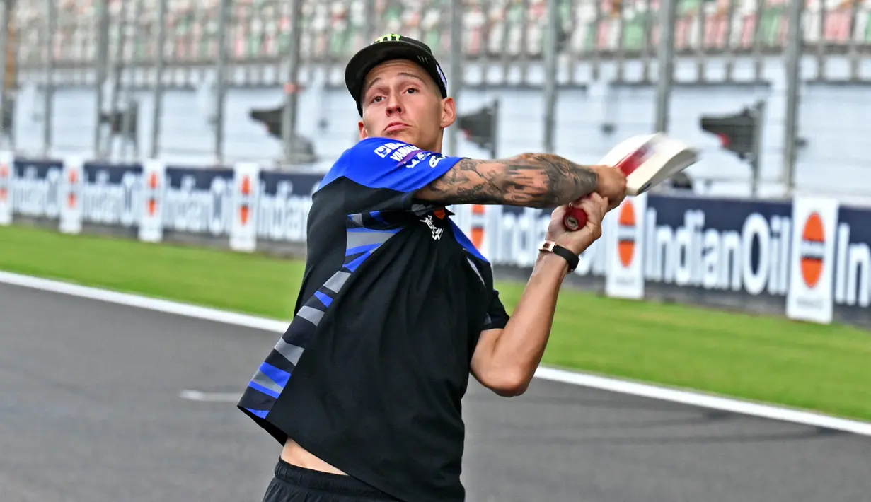 Pembalap Monster Energy Yamaha asal Prancis, Fabio Quartararo, bermain kriket di lintasan menjelang Grand Prix MotoGP India di Sirkuit Internasional Buddh, Greater Noida, di pinggiran New Delhi, pada 21 September 2023. (Money SHARMA/AFP)