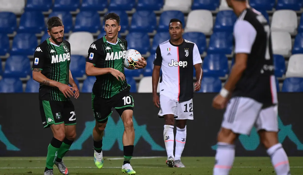 Gelandang Sassuolo, Filip Djuricic (kedua kiri) berselebrasi usai mencetak gol ke gawang Juventus pada pertandingan lanjutan Liga Serie A Italia di stadion Mapei di Reggio Emilia (15/7/2020). Juventus bermain imbang 3-3 atas Sassuolo. (AFP/Marco Bertorello)