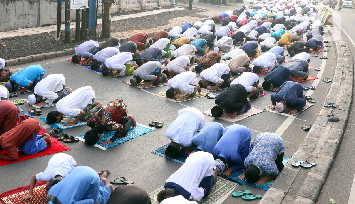 Umat muslim melaksanakan salat Idul Adha 1442 H di Masjid Masjid Jami Al-Mubarok, Tangerang, Banten, Selasa (20/7/2021). Sebagian masjid melakukan pelaksanaan salat Idul Adha 1442 H, namun dengan protokol kesehatan yang ketat. (Liputan6.com/Angga Yuniar)