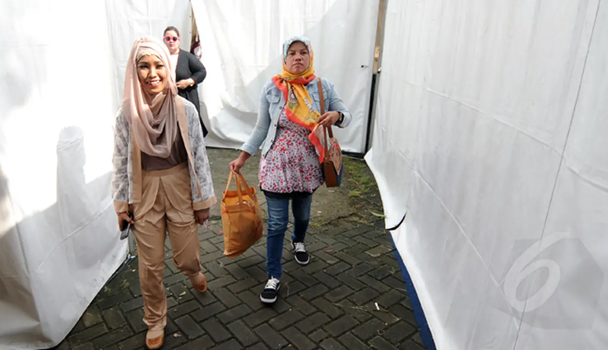 Pemenang pertama ajang Music Video Contest, Wiwi Handayani (kiri) usai tampil di panggung inBox SCTV di Cibinong Square, Bogor, Jumat (30/1/2015). (Liputan6.com/Helmi Fithriansyah)