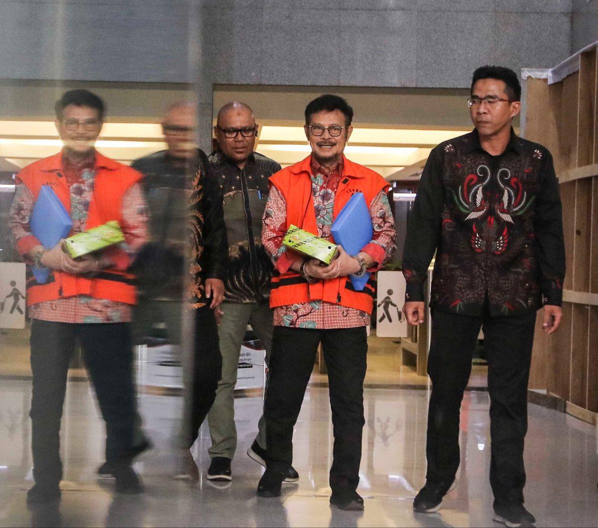 Sidang perkara pemerasan dan gratifikasi eks Mentan Syahrul Yasin Limpo (SYL) mengungkapkan fakta baru.&nbsp;Salah satunya SYL yang sempat membayar gaji Asisten Rumah Tangganya (ART) yang ada di Makassar hasil dari uang pribadi anak buahnya di Kementan.<b