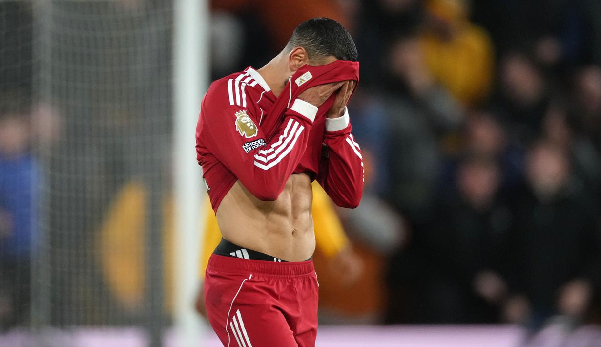 Kekalahan Liverpool membuat mereka gagal mengambil alih posisi keempat sekaligus mengamankan tiket Liga Champions untuk musim depan dari Aston Villa. Kini mereka berjarak tiga poin dari The Villans yang belum memainkan laga pekan ke-29 mereka. (AP Photo/Dave Shopland)