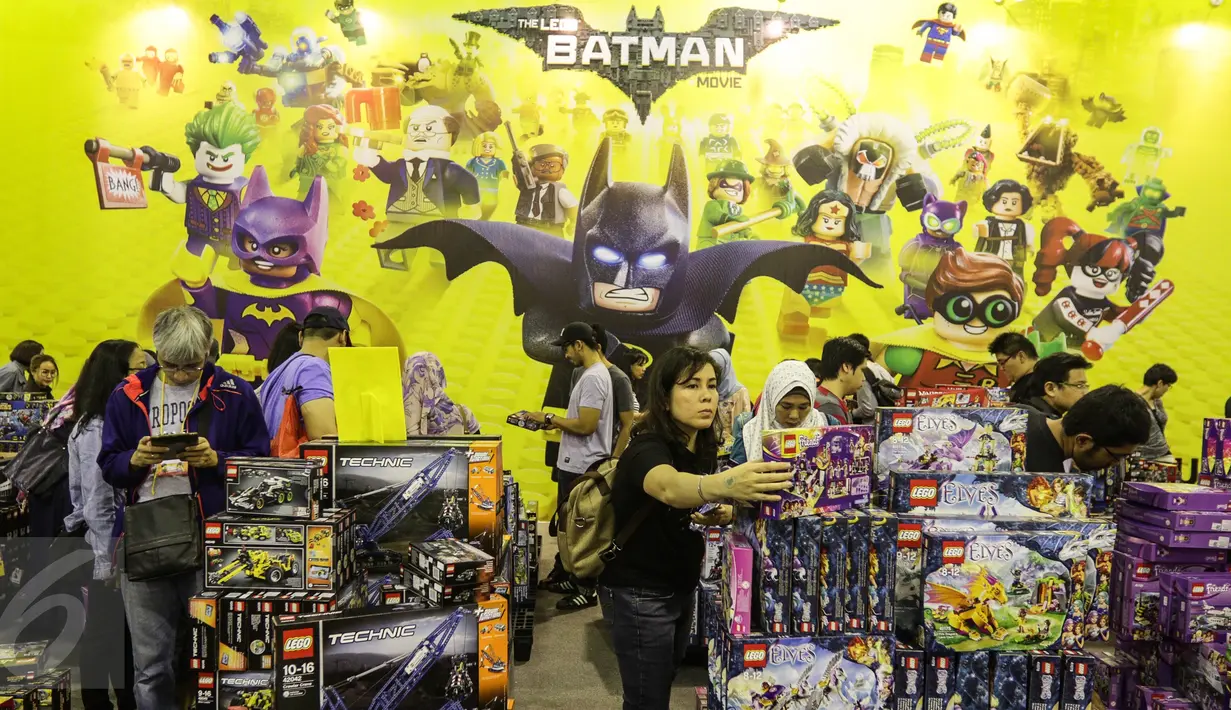 Pengunjung sedang memilih kolektor mainan Lego di pameran The 13th Toys & Comics Fair 2017 di Balai Kartini, Jakarta, Sabtu (11/2). Pameran besar mainan dan komik ini hanya menjual mainan dan merchandise mayoritas orisinil. (Liputan6.com/Fery Pradolo)