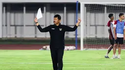 Indra Sjafri sedang memberikan instruksi dalam latihan Timnas Indonesia U-20 di Stadion Madya, Jakarta Pusat, pada Minggu (22/9/2024) malam WIB. (Bola.com/Abdul Aziz)